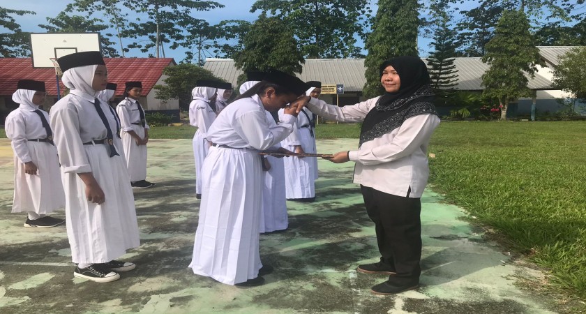 PELANTIKAN PENGURUS OSIS SEBAGAI TONGGAK LATIHAN KEPEMPINAN BAGI SISWA