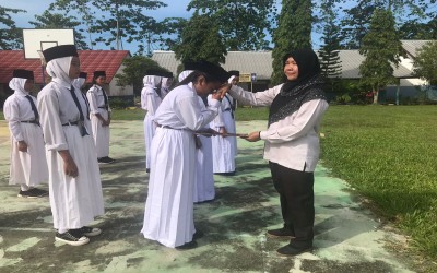 PELANTIKAN PENGURUS OSIS SEBAGAI TONGGAK LATIHAN KEPEMPINAN BAGI SISWA